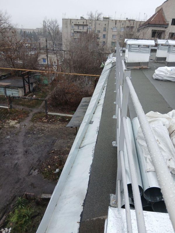 Нижегородская бригада проводит финальные этапы работ по обновлению кровли жилого дома на улице Патона в Харцызске