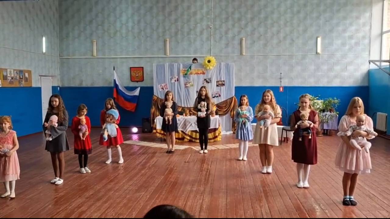 28 ноября в Муниципальном бюджетном учреждении «Центр культуры и досуга пгт Криничная г.о. Макеевка» состоялась литературно-музыкальная программа «Материнское счастье», посвящённая Дню Матери