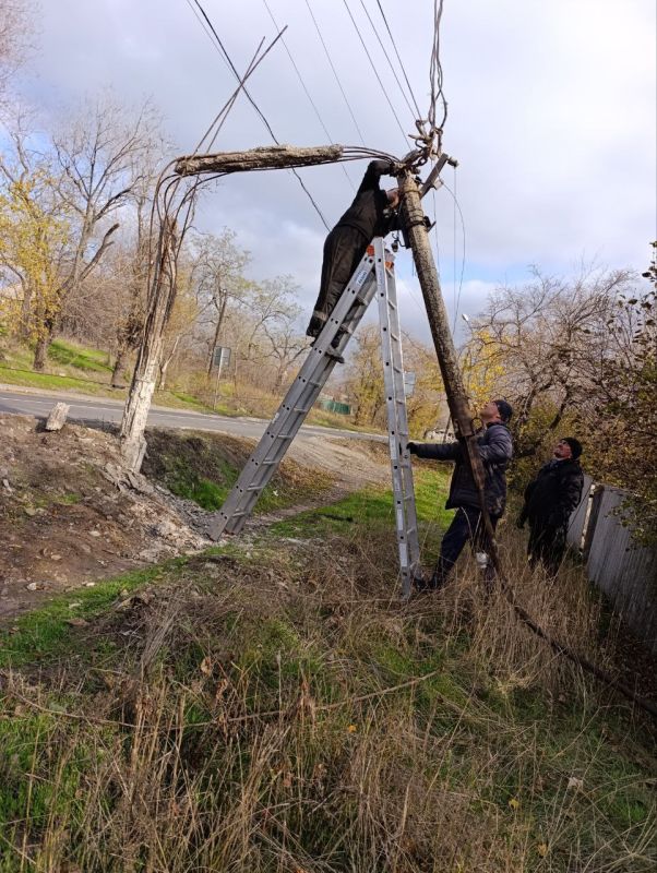На территории городского округа Торез продолжаются работы по замене аварийных опор линий наружного освещения и переподключения проводов