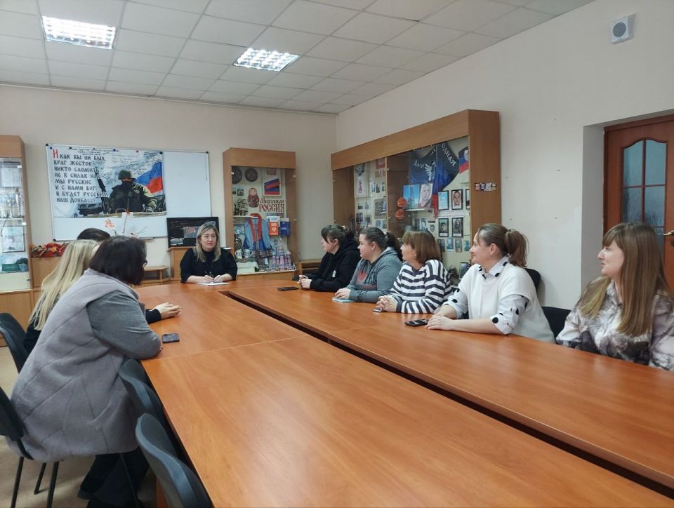 Сегодня, 3 декабря, в рамках поручения Главы Республики Дениса Пушилина, спикер Надежда Сапелкина провела встречу по адресу: г.о. Макеевка, г. Макеевка, ул. Островского. 7