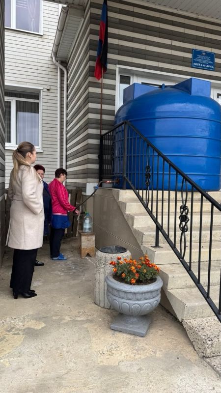 Роман Конев: 3 декабря 2025 года депутаты Горловского городского совета от фракции «Единая Россия» – София Потапова, Сергей Третьяков, Николай Гальченко, Алексей Костин – посетили места подвоза воды и осуществили адресный...