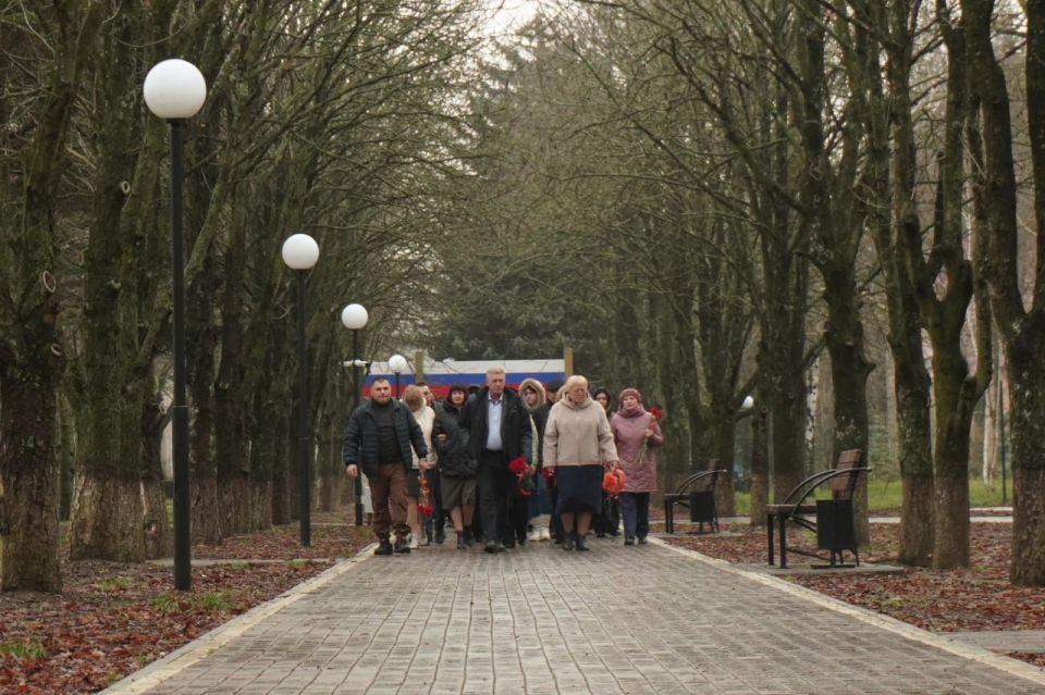 Сергей Юзвинкевич: Сегодня в День Неизвестного Солдата вместе с коллегами и представителями трудовых коллективов отдали дань памяти героям, чьи имена остались неизвестны, но чей подвиг навсегда вписан в историю нашей страны