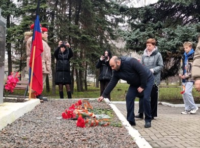 Сегодня, в День Неизвестного Солдата, жители городов и районов Республики собрались у мемориалов и братских могил советских воинов-освободителей, чтобы отдать дань памяти героям, павшим в боях за свободу и независимость...