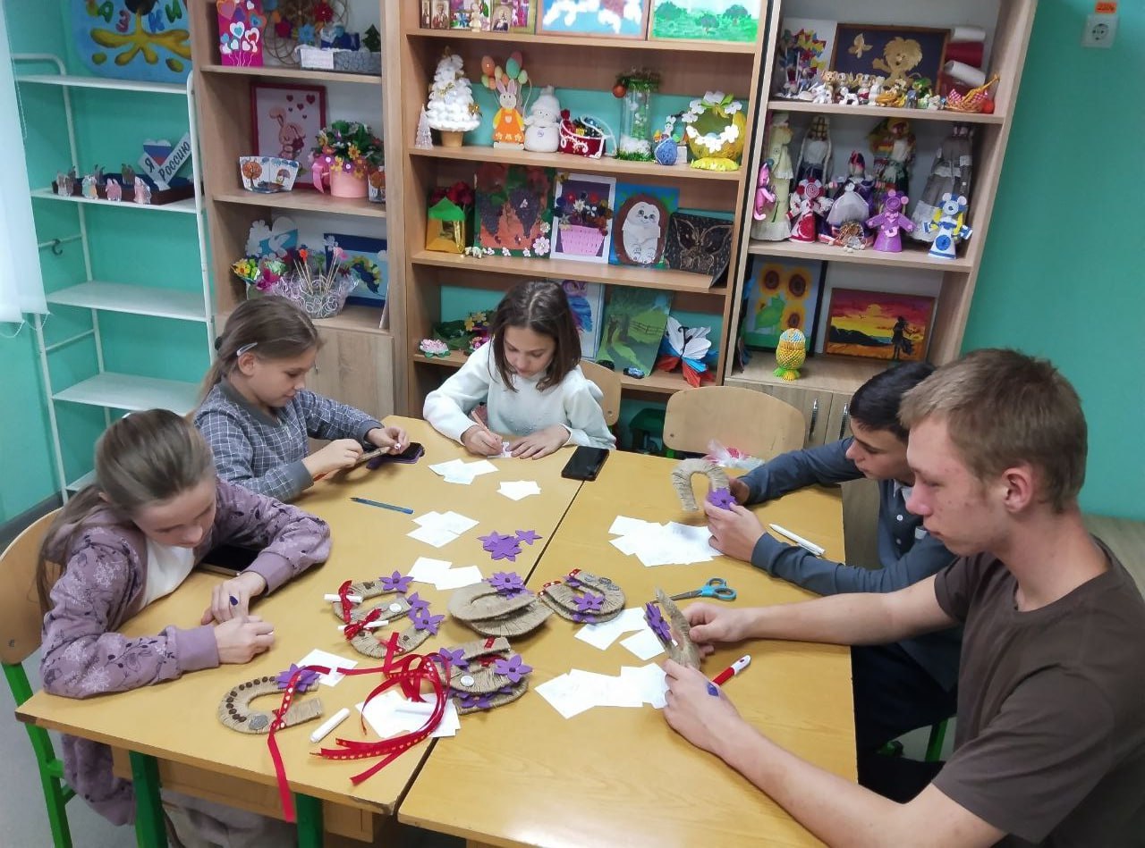 В рамках общероссийской акции #ЩедрыйВторник в МКУДО «Володарский центр внешкольного образования» прошел мастер-класс «Подарок другу»