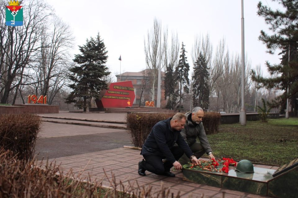 Александр Петрикин: Сегодня, в День Неизвестного Солдата совместно со своими заместителями, депутатами Краснолиманского муниципального совета и сотрудниками администрации округа возложили цветы на Мемориале «Вечный огонь» к...