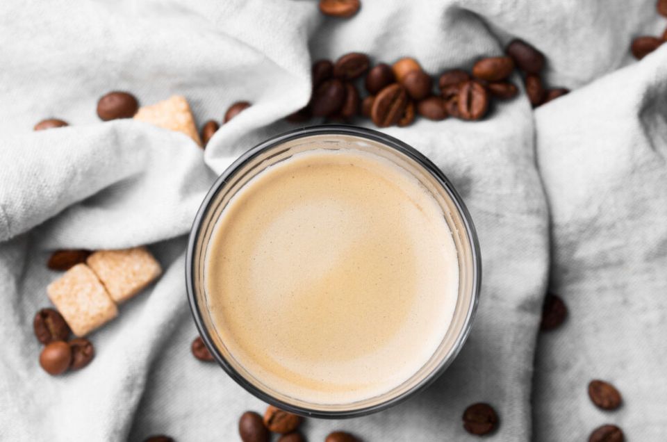 Диетолог развеял миф о кофе с молоком: кому напиток может принести вред