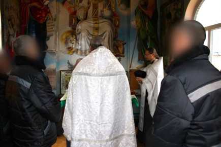 Осужденные ИК-12 посетили праздничный молебен