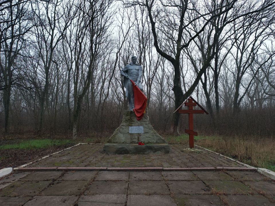 Иван Приходько: В Центрально-Городском районе Горловки в честь Дня неизвестного солдата прошло возложение цветов к памятному месту