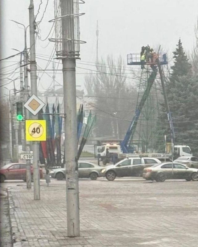 Центральную ёлочку ставят в Макеевке