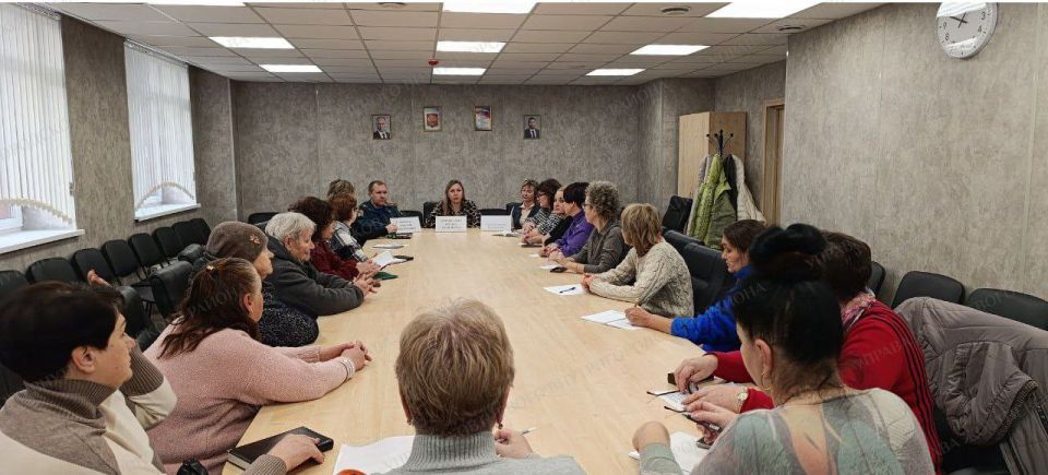 В Жовтневом внутригородском районе города Мариуполя состоялась встреча руководителя управы Оксаны Кирьякуловой с активными жителями района