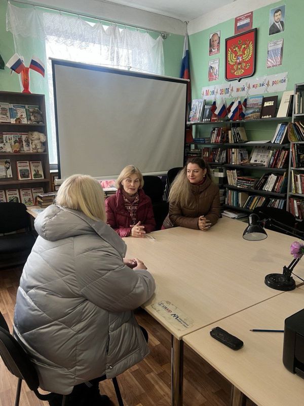 Сегодня начальник Мирненского территориального отдела Администрации Тельмановского округа провела встречу с коллективом Мирненской библиотеки, где были рассмотрены такие темы: