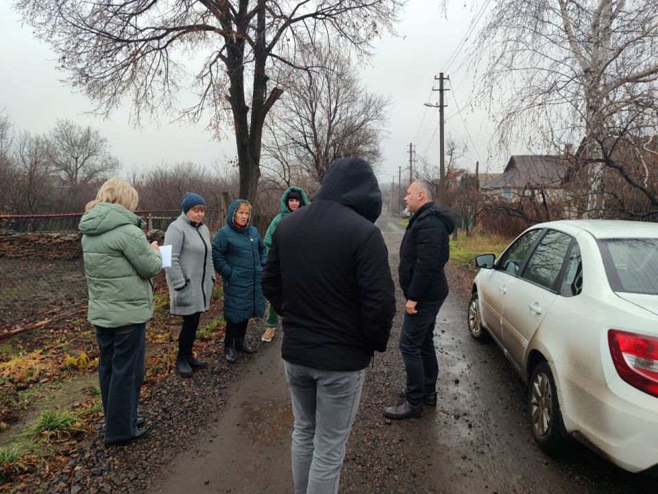 Начальник Зуевского территориального отдела Администрации муниципального образования Алексей Марюхнич провел встречу с гражданами в пгт Зуевка на улице Комсомольская