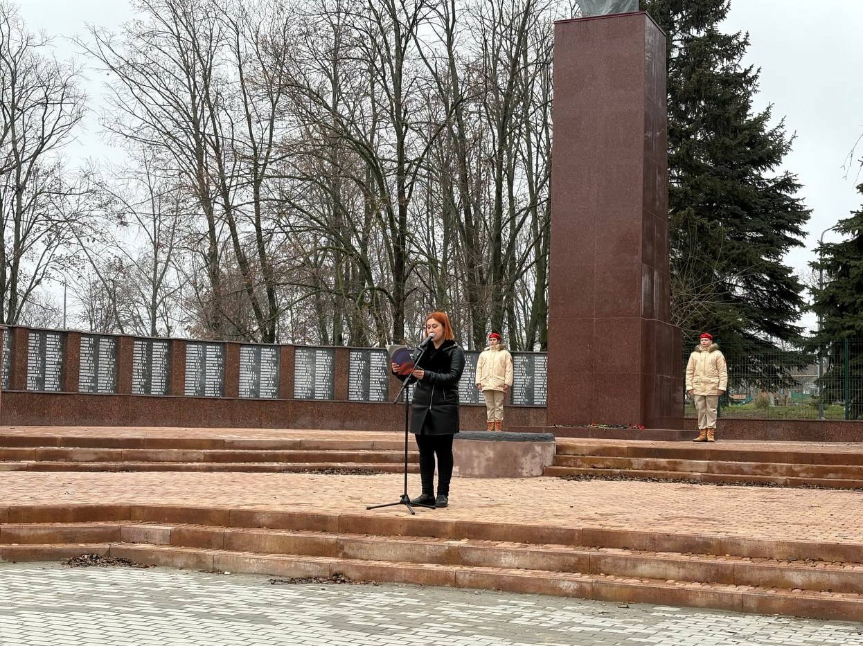 Наталья Великодная: В Тельманово, в День Неизвестного Солдата, почтили минутой молчания и возложили цветы у мемориала «Родина-Мать»