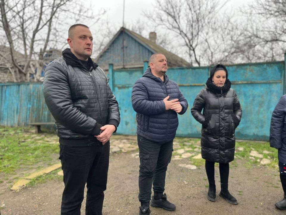 Вчера, первый заместитель главы Администрации городского округа Харцызск Олег Захаров провел встречу с жителями в пгт Троицко-Харцызск по адресу ул. Котовского, д. 6