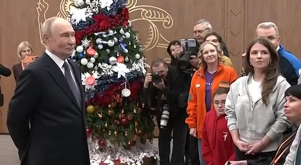 Денис Шимановский: Доброволец из ДНР, ветеран СВО Роман Шпаков сегодня встретился с Владимиром Путиным перед церемонией награждения победителей в номинации «Волонтёр года – 2025» в рамках Международной премии #МЫВМЕСТЕ