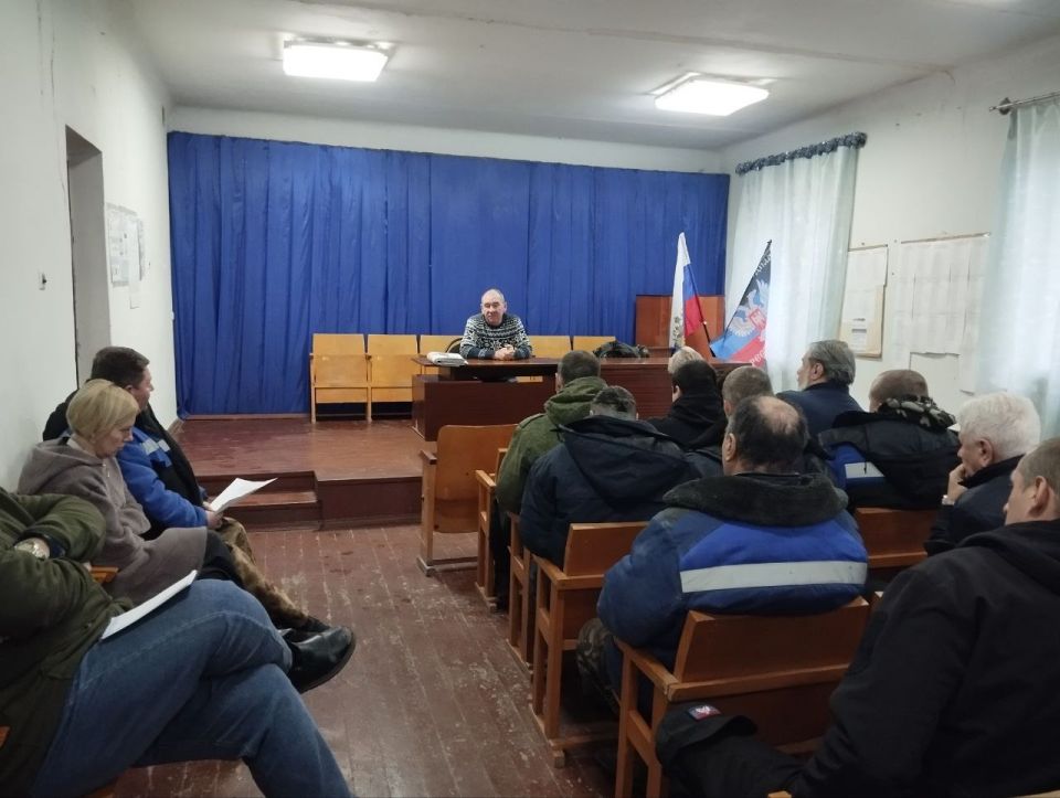 Управляющий делами Администрации муниципального образования городского округа Харцызск Александр Бабанов провел встречу с трудовым коллективом МБУ «Харцызскгорсвет»