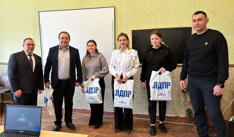 Андрей Крамар: Сегодня по случаю Дня информатики вместе с Константином Александровичем Чертовым побывали в одном из образовательных учреждений Макеевки