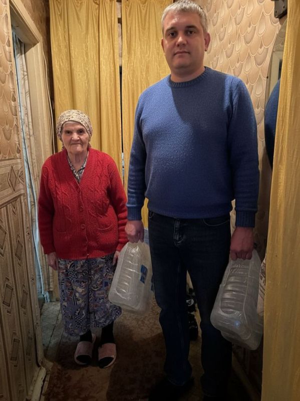 Роман Конев: 4 декабря 2025 года депутаты Горловского городского совета от фракции «Единая Россия» – Павел Калфакчиян и Светлана Евсеенко осуществили адресный подвоз воды