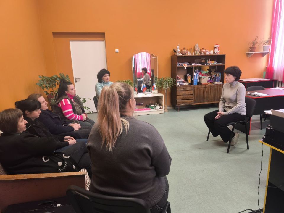 04 декабря Председатель Общественного совета, Елена Серебрянская провела встречу с трудовым коллективом МБУ "Клуб им. Кирова г.о. Торез"