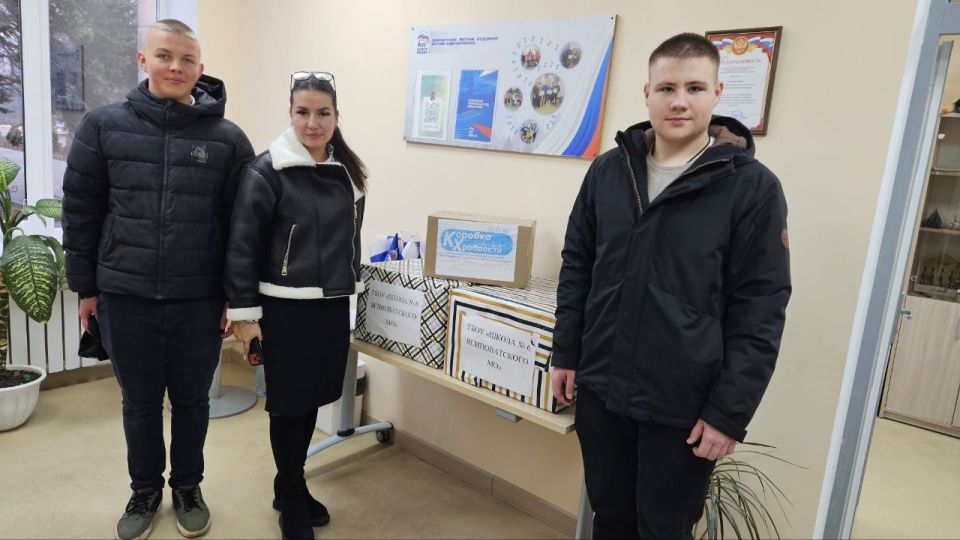 В Ясиноватой продолжается акция "Коробка храбрости ", инициированная Партией "Единая Россия"