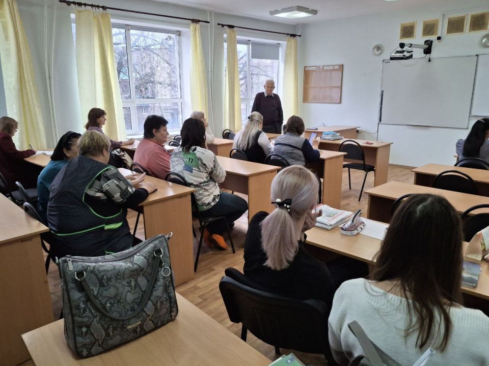 04 декабря 2025 года в ГБОУ №6 города Дебальцево состоялась встреча депутата Дебальцевского городского совета от "Единой России" Сергея Кириченко с трудовым коллективом учреждения