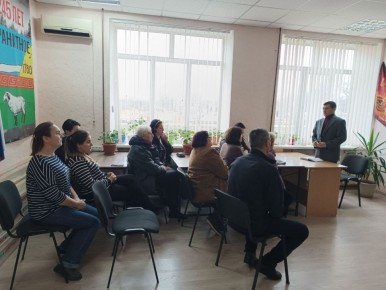 Сегодня заместитель Главы Администрации Тельмановского округа провёл встречу с жителями села Гранитное, где были обсуждены актуальные вопросы, касающиеся развития населённого пункта