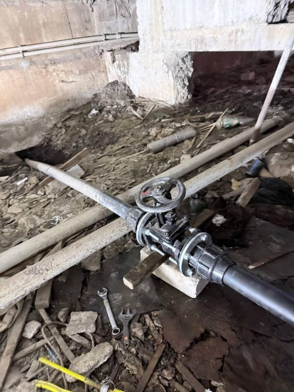 Колымские слесари-сантехники провели комплексную замену изношенных коммуникаций в жилом доме в Ждановке