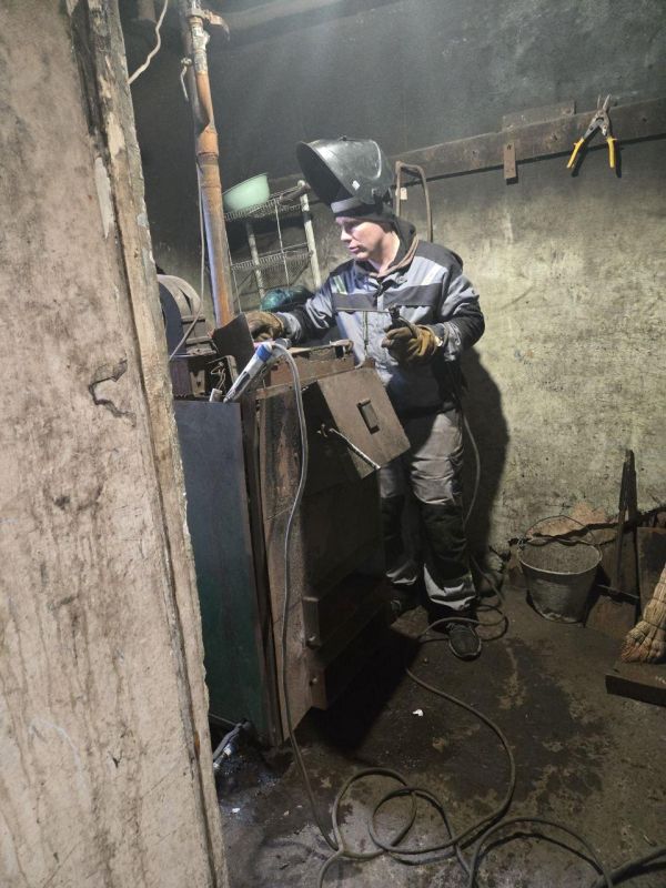 Колымские слесари-сантехники помогли коммунальному предприятию Ждановки