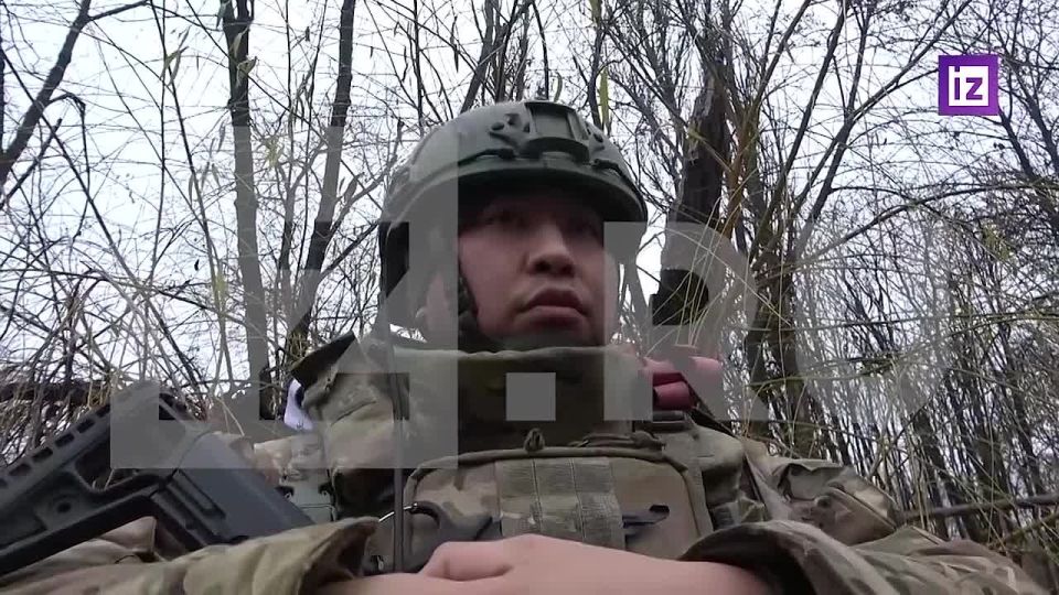 Российские военнослужащие применили новую тактику при проникновении в тыл ВСУ в Шахтёрском районе Покровска — они двигались ночью по нагретой дороге без маскировки, сливаясь с асфальтом, и небольшими группами заходили в город