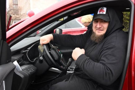 Продолжаем знакомиться с ветеранами-защитниками Родины, которые недавно получили автомобили с ручным управлением, предоставленные фондом «Защитники Отечества»