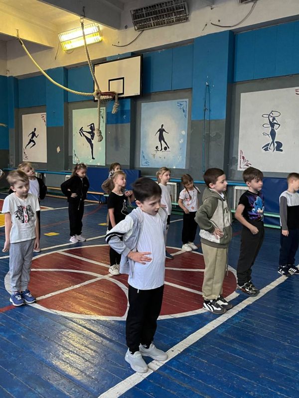 ЮНАРМЕЙСКАЯ ЗАРЯДКА. Юнармейцы отряда ВПК «Пламя» штаба местного отделения городского округа Харцызска СШ № 4, ученики из 9-А класса Муляр Анастасия, Бесчаснов Давид, Мокровуз Виктория, Воробьев Сергей, Уманец Алина, перед...