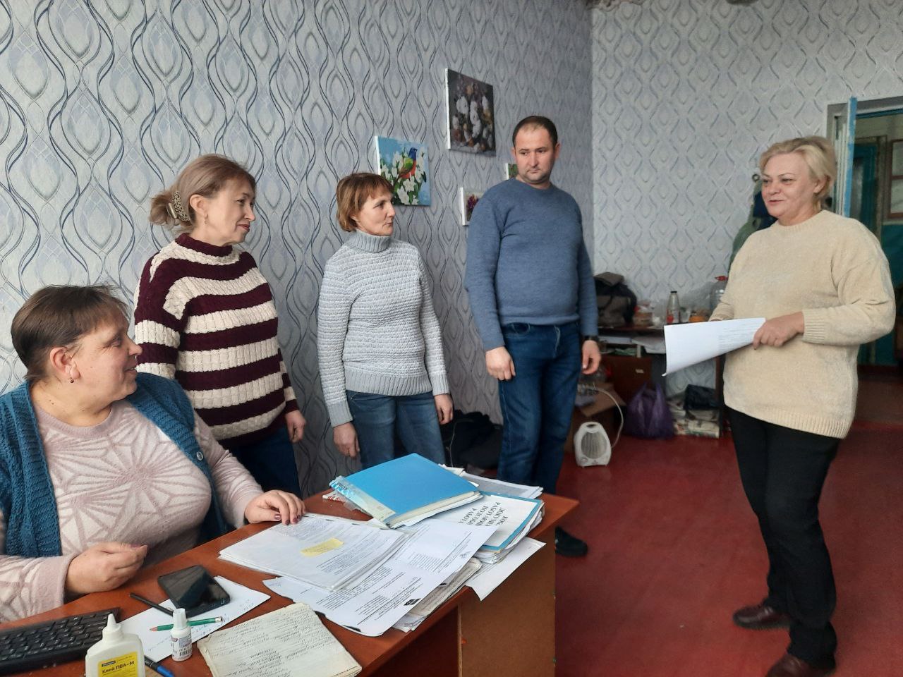 Врио начальника Новокатериновского территориального отдела Светлана Рябцева провела важную встречу с трудовым коллективом, на которой были обсуждены важные вопросы