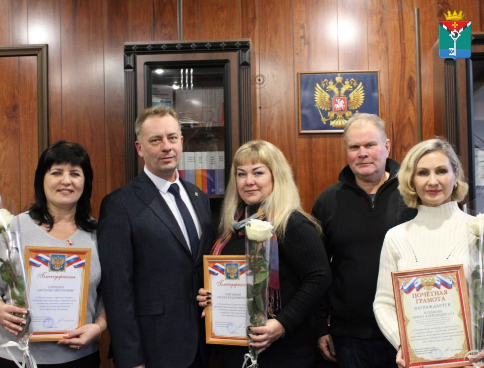 Александр Петрикин: Сегодня, в день добровольца, в администрации округа поздравил с праздником представителей благотворительных фондов и краснолиманцев, которые занимаются волонтерской деятельностью