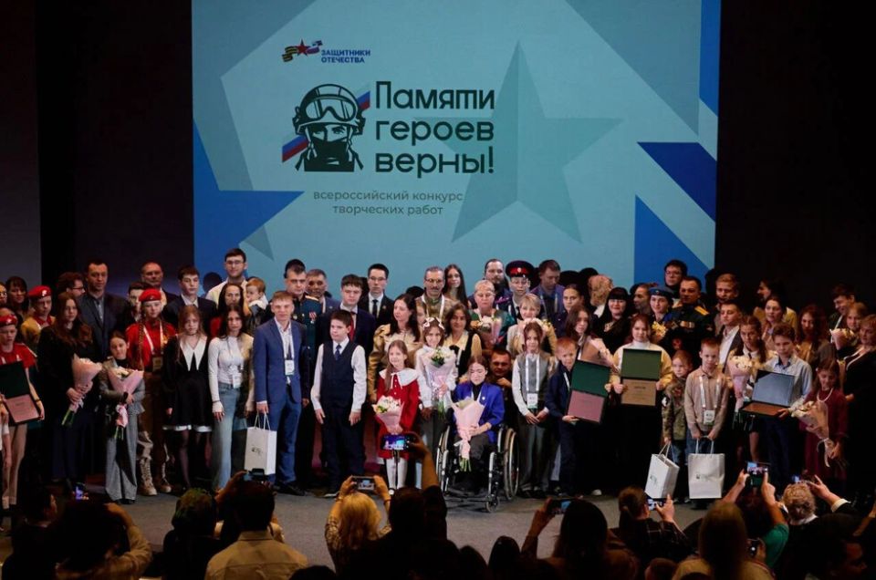 Памяти героев верны: жителей ДНР наградили в Москве за песню, рассказ и рисунок