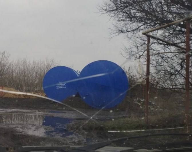 Сообщают, что две водонапорные башни в Макеевке опрокинулись