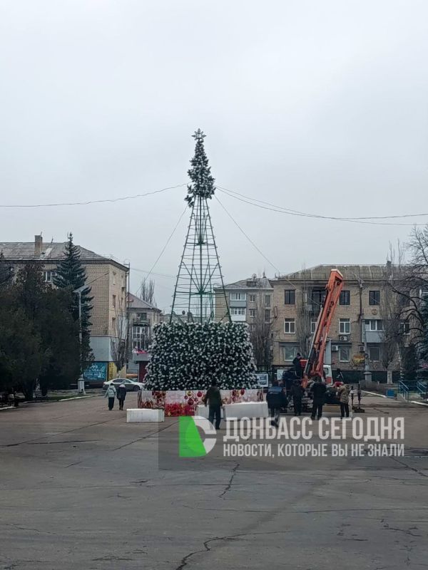 В Торезе устанавливаю ёлочку