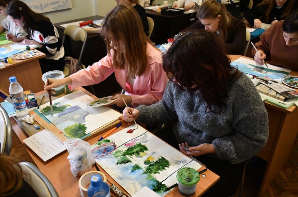 «Наша гордость». Юные художники ДНР приняли участие в изобразительном диктанте