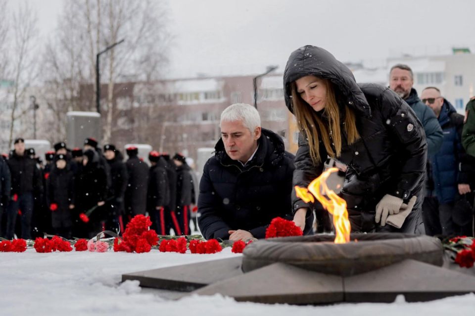 Ямальские школьники и ребята из Ольгинки Волновахского округа несли Почетный караул в День Неизвестного Солдата