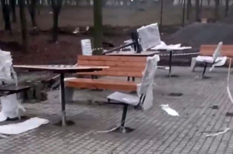 Вандалы разгромили еще не открывшуюся площадку для шахмат в Ясиноватой