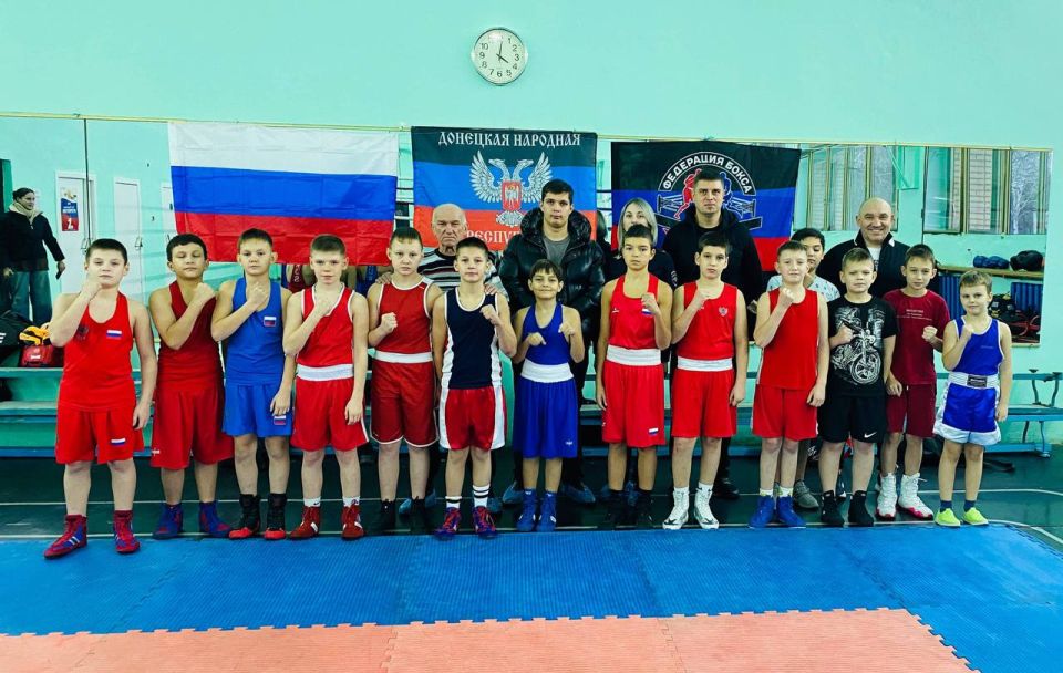 Сегодня в рамках профилактической беседы состоялось общение сотрудников полиции ОМВД РОССИИ "ХАРЦЫЗСКИЙ" с юными спортсменами