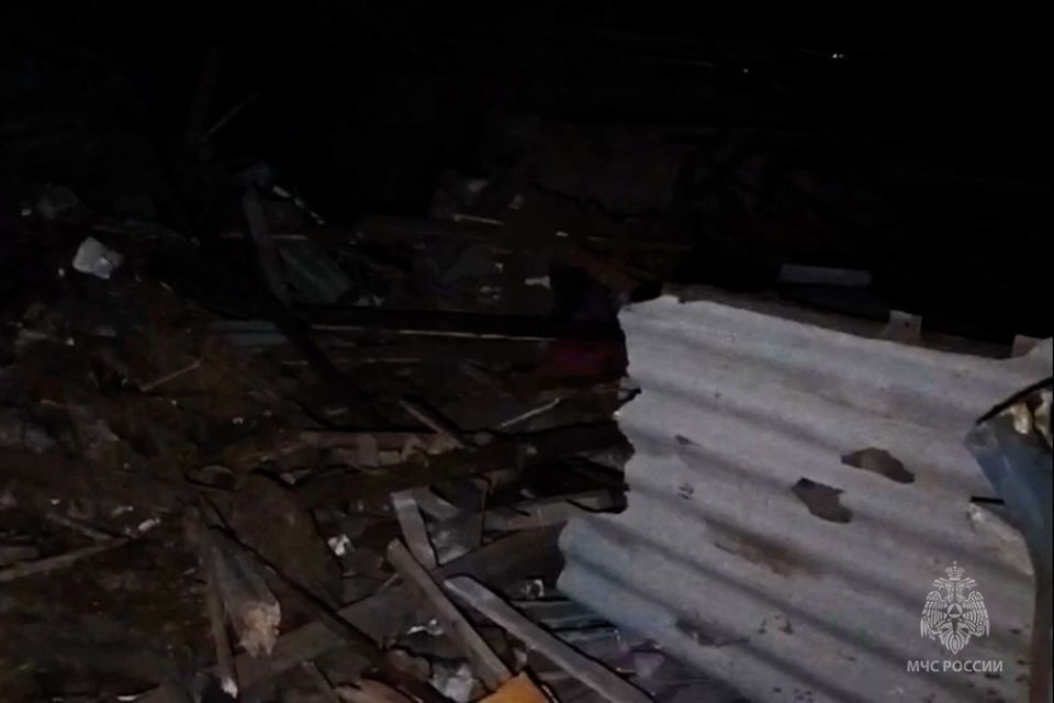 Двоих жителей Горловки спасли из-под завалов сотрудники МЧС России