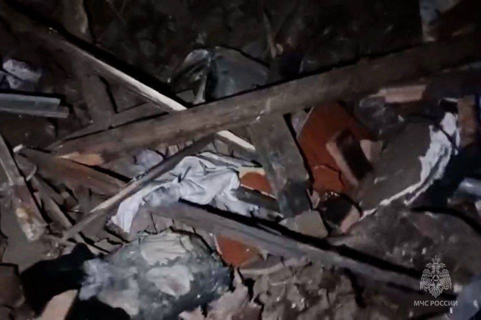 Сотрудники МЧС спасли из-под завалов двоих жителей Горловки