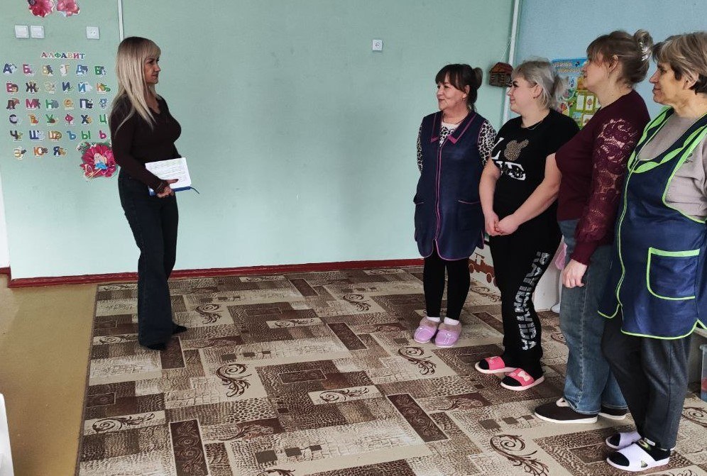 Заместитель секретаря Амвросиевского местного отделения Всероссийской политической партии «Единая Россия» Елена Фисенко встретилась с сотрудниками образовательных учреждений пос