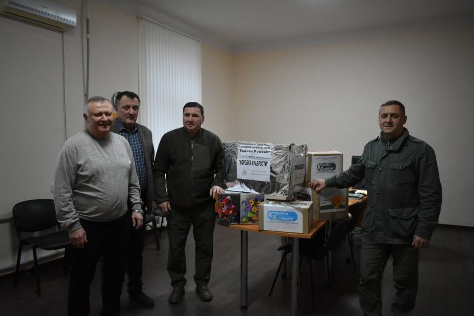 Акция «Коробка храбрости». Секретарь Амвросиевского местного отделения Всероссийской политической партии «Единая Россия» совместно с однопартийцами, руководителем рабочей группа региона-шефа Амурской области Андреем...