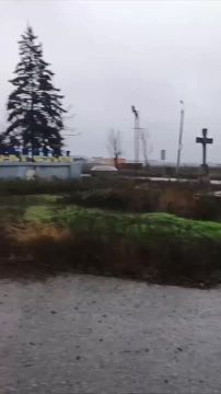 Покровск це Россия.. Российская пехота проходит мимо стелы у южного въезда в Покровск