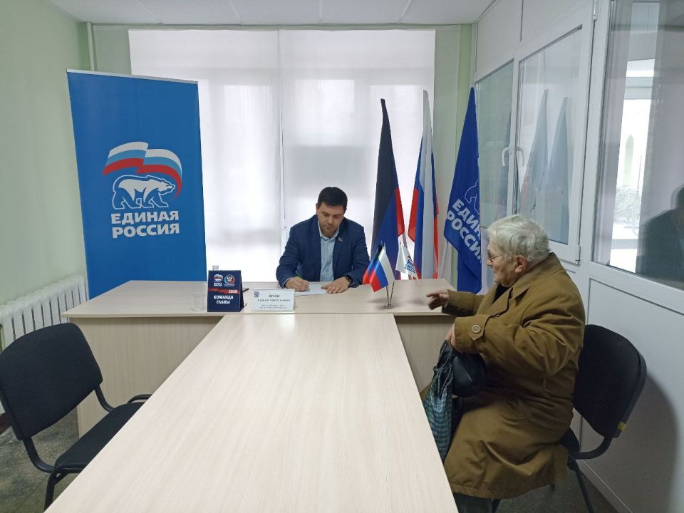 В общественной приёмной Амвросиевского местного отделения Всероссийской политической партии «Единая Россия» состоялся приём депутата Народного Совета ДНР Сергея Яроша