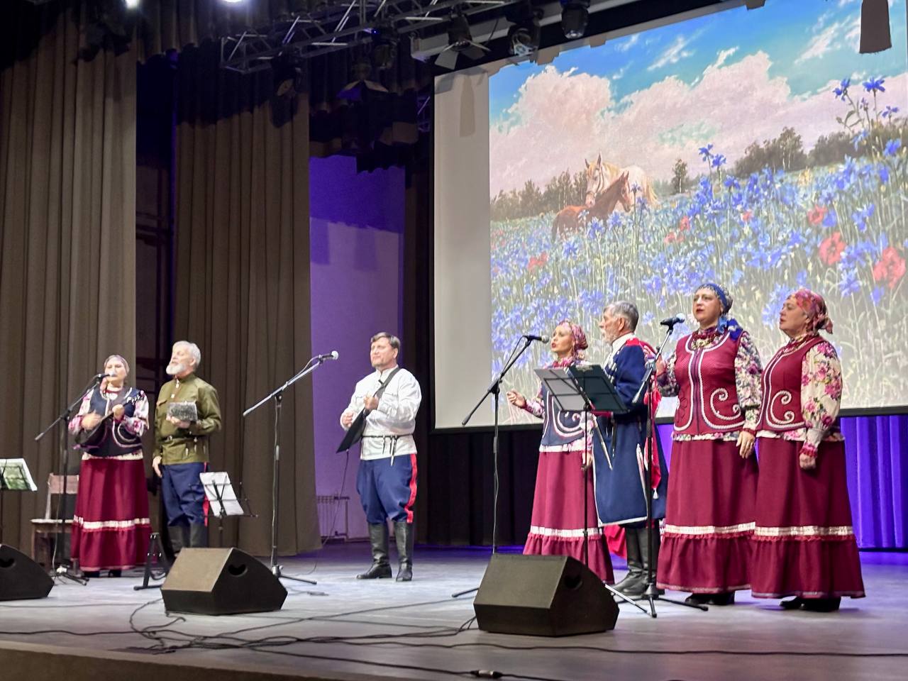 Ямальские казаки на сцене Волновахского ОДК им. Героя России В. А. Жоги