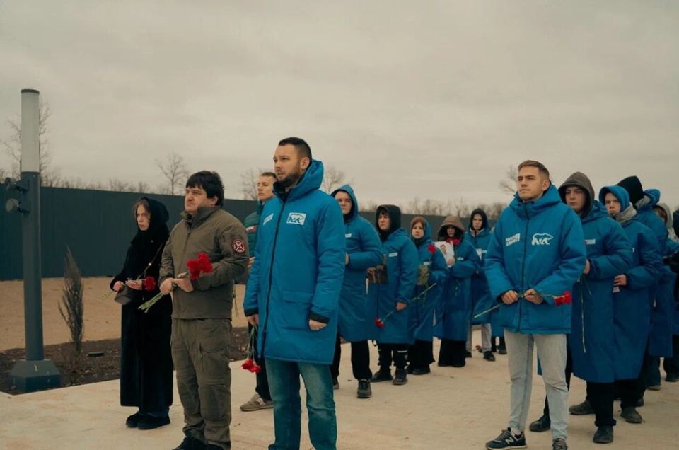 Нельзя забывать историю. В Донецке прошла акция ко Дню Героев Отечества