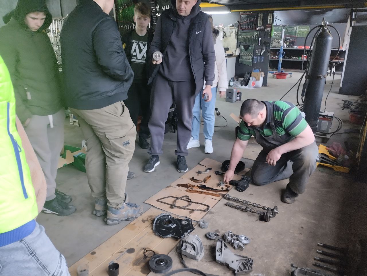 8 декабря в рамках партийного проекта "Моя карьера с Единой Россией" студенты Макеевского промышленно-технологического техникума специальности "Мастер по ремонту автомобилей" приняли участие в экскурсии "Профессия, которую...