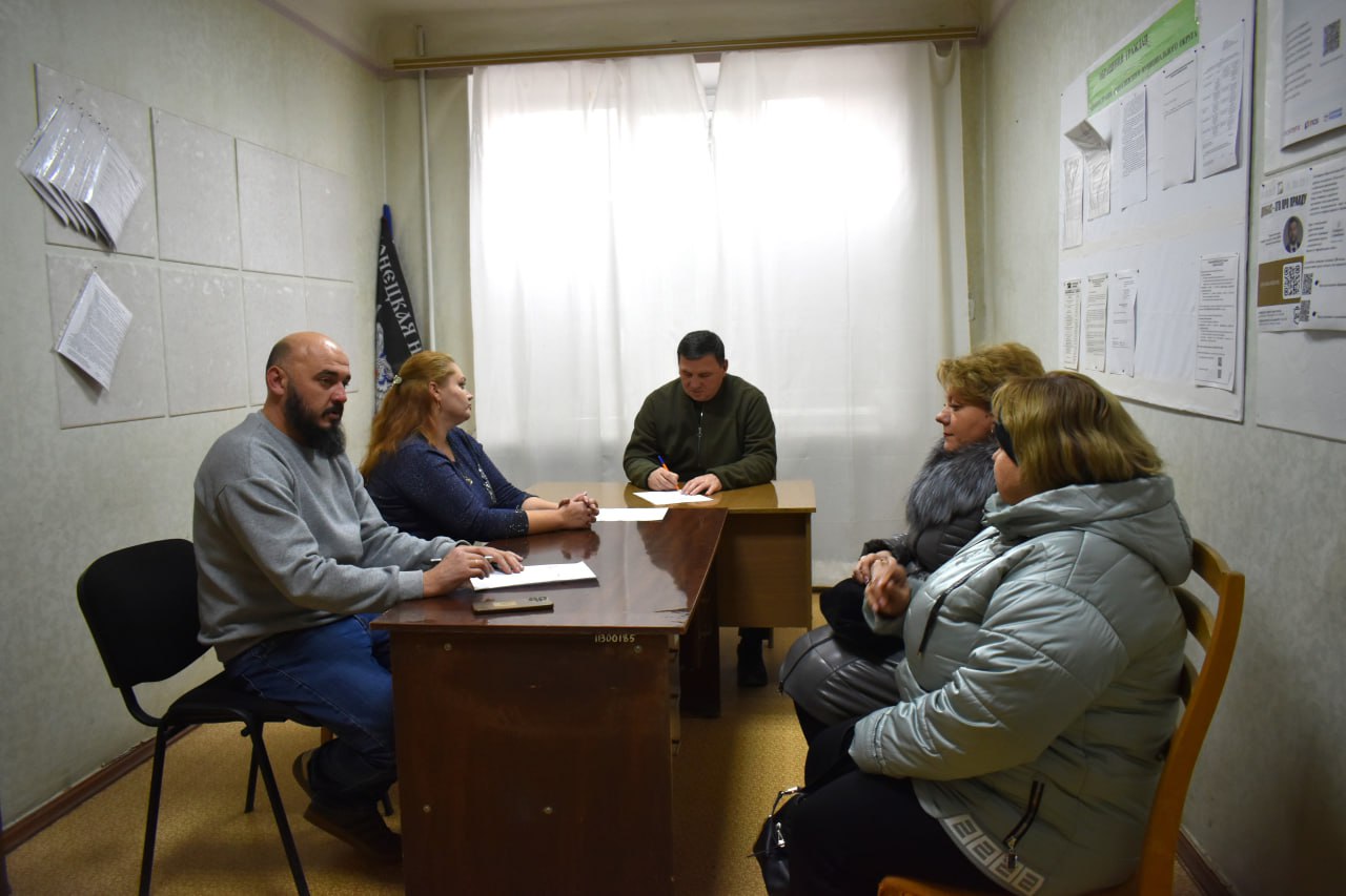 Глава Амвросиевского муниципального округа Игорь Лызов провёл личный прием граждан, рассмотрел ряд обращений от жителей: